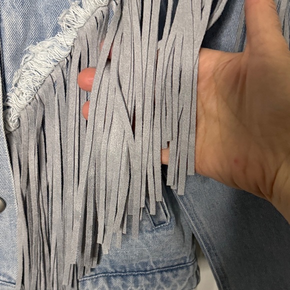 Stylish Denim Jacket with Fringe Accents - Picture 3 of 6